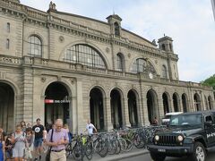 チューリッヒ中央駅

１階に観光案内所、カフェやレストランがあり、
地下にはコインロッカーや有料トイレ、大きな
ショッピング街があります。

