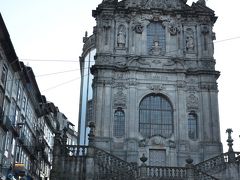 Church of São Pedro dos Clérigos

ホテルでお昼寝・・・のつもりが、起きたら19時(笑)
それから出かけて、クレリゴス教会に向かう。
ポルトで一番の高さを誇っているというグレコリスの塔は、確かにポルトの街のどこにいてもこの塔が見える。
塔に上がるとポルトの街を350℃見渡せるということだったけれど、狭い螺旋階段・・・これがまた苦手。→閉所恐怖症。ほんとにヘタレ。


ポルトの世界遺産の街並みを眺めてみたかったけど・・。