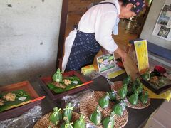 折角、日曜日に石垣にいるので、行ってみよう！！しらほ日曜市。
バスのチケットがあるのでバスでと思ったけれど…。ここはタクシー！運転手さんは道もよく知っているし何てネットで読んだし。でも、運転手さんは地元じゃないからねぇ、と。えっどこ？って感じ。大丈夫かなぁ。ネットで見た住所か、白保サンゴセンターで行けるはず。ナビに入れてください！とお願い。似たような路地があってわかりにくいようでした。地元がこの辺りではなく、市街地の運転手さんでした。島民なら島内なら詳しいとの思い込みは違ってました。
無事に到着。ちょっと小腹が！かなっぱ定食がある！！