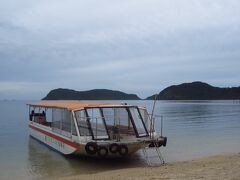 イダの浜は、先ほどの雨で道が厳しいだろうというのと満潮が近いと海路で行けるとのことで船で訪れました。