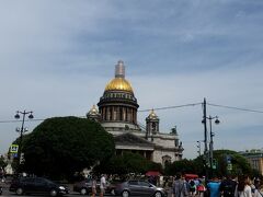 　聖イサク寺院　金色の玉ねぎ
　帝政ロシアのシンボルで1858年に完成した大聖堂です。完成までに40年。土台造りに５年。高さ101.5ｍ　48本の柱の重さ114トン。
