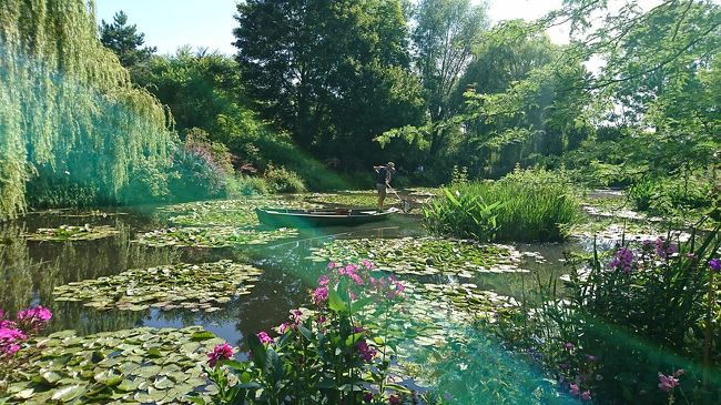いい天気に恵まれて。暑いくらいでした。<br />モネの家に入るのに、かなりの列ができていたので、先に池のほうからまわりました。