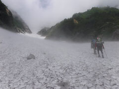 雪渓を登っていると若干ガスが晴れそうになることも。
青空のもと雪渓を登り詰めたいよー。