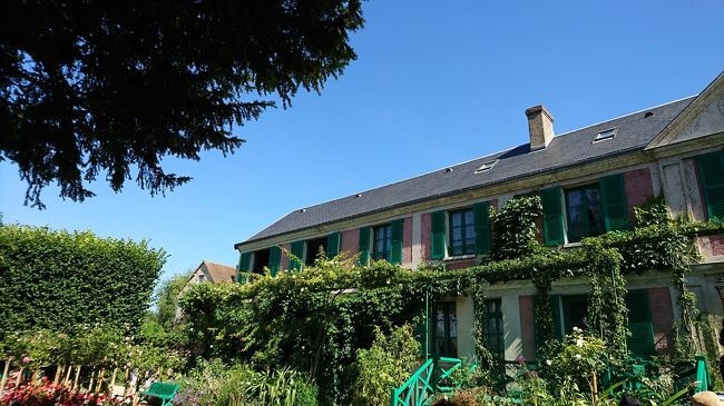 モネの住んでいた家に入ります。中は写真撮影禁でした。日本が好きだったモネは、浮世絵が家の中に多く飾られていました。