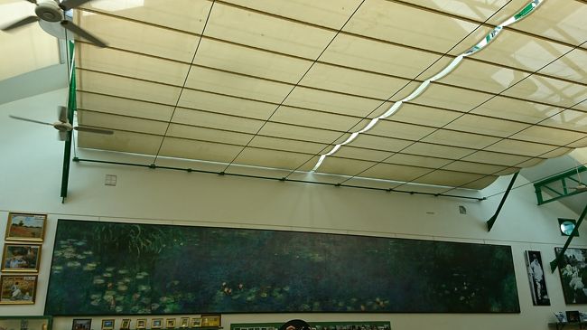 売店には、モネの代表作の睡蓮の絵が飾られています。この絵に絡んだ商品もたくさん売られていました。