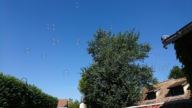 モネの庭園から、バス乗り場までの途中のお店から、シャボン玉が…。そらに映えて綺麗です。シャボン玉を出しているところがおしゃれです。