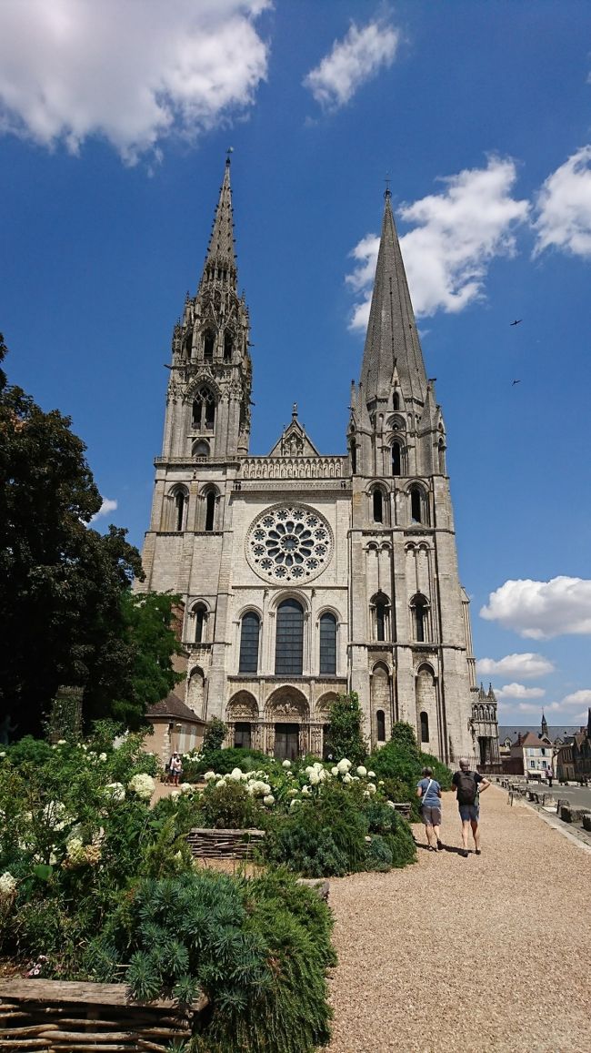ジベルニーから、シャルトル大聖堂へ移動。<br />ランチのあと、大聖堂を見学しました。<br />すごく、気温があがりかなり暑かった。