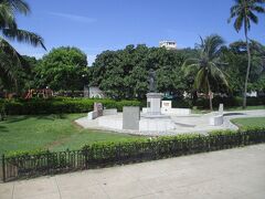 支倉常長像です。
旧市街とカバーニャ要塞の間の運河のプエルト通り沿いの公園に建てられています。

ヨーロッパとの貿易を求めていた伊達政宗藩主の命を受け、遣欧使節として慶長17年（1612年）に送り出された支倉常長は、キューバの地を踏んだ最初の日本人であり、彼の礼儀正しく誠実な人柄は「至誠の人」「熱誠の使節」として異国の人々から信頼され、尊敬された人物として広く知られています。