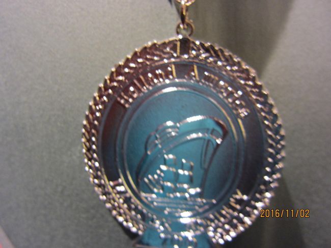 このメダルが配られました。