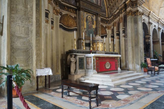 正面から見ると奥行きが感じられますが、主祭壇近くに寄ってみると、驚かされます。