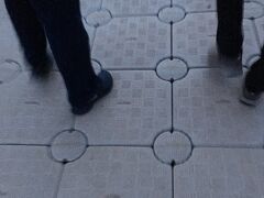 橋の修復で臨時のデッキ～朝日は［アンコールワット］からです