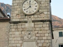 コトルの旧市街を囲む城壁の正門を入ってすぐの広場にある時計塔。

時計塔の下にある三角の柱は『恥の柱』といって、昔のさらし台だったそう。罪人の手を三角の柱の後ろにくくりつけてはりつけ、罪状を書いたものと一緒に3日から1週間さらしていたそうです。