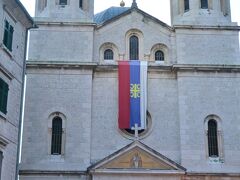 スヴェタ・ニコラ広場を挟んで『聖ルカ教会』の反対側に建つ『聖ニコラ教会』

1909年に建てられた比較的新しいセルビア正教の教会だそうです。