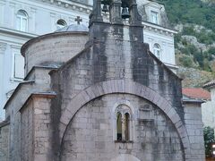 スヴェタ・ニコラ広場にある２つの教会のひとつ『聖ルカ教会』

1195年にカトリック教会として建てられたそうですが、17世紀にセルビア正教会の教会に変わったそうです。