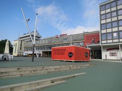 カッセルヴィルヘルムスーエという高速鉄道駅で乗り換えてさらに1駅、カッセル中央駅へ到着しました。
写真中央付近で斜めの柱を登る、以前のドクメンタ制作物が見えます。