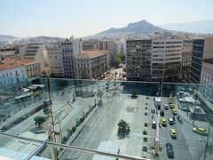 ホテルの部屋は最上階8階でした。バルコニーは出られませんが、ガラス張りでオモニア広場、ギリシャ市内、夕日も見渡せてなかなかのビュー。