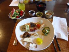 今日は、ビュッフェの朝食。八重山そば、ゴーヤ、もずく、おくら、天ぷらなど沖縄っぽい食材もあります。シークワサージュースもありました。