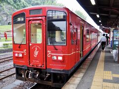 人吉温泉駅から、くま川鉄道に乗車

車両のデザインは観光列車で人気の水戸岡鋭治さん。
コンセプトは球磨地方の四季を表現しているそうです。
土日に観光列車としても走りますが普段は普通列車として使われています。