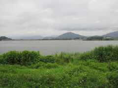 バスから見えた三方五湖のひとつ。多分、三方湖。水深２ｍの浅い淡水湖。