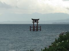 滋賀県に入り、琵琶湖が見えてきた。この湖中鳥居は白髭神社のもの。厳島神社の鳥居は海中にあるが、これは湖中の鳥居だ。