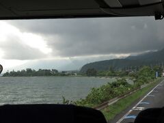 車窓から。今にも降り出しそうな雨雲。


全都道府県制覇と書いたが、このフォートラベルの旅行記では４３都道府県となっている。残りの県は、訪問しているが、写真が見つからないので、また行くしかない。