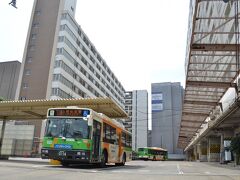 終点の早稲田に到着。車庫の上にアパートがある、都営バスによくみられる構造です。