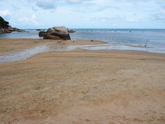 レストランの目の前は砂浜が広がっていたけど、泳ぐ海じゃないせいか水遊びをしている人の姿くらいしか無くて寂しい印象だった。