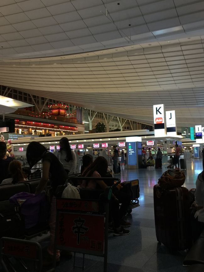 AirAsiaはKカウンターのようだ。ウェブチェックインをしてあるし預ける荷物もない<br />のですんなり出国する。<br /><br />この大荷物の集団はＣ国人らしいが何処へ帰る人達か？<br />