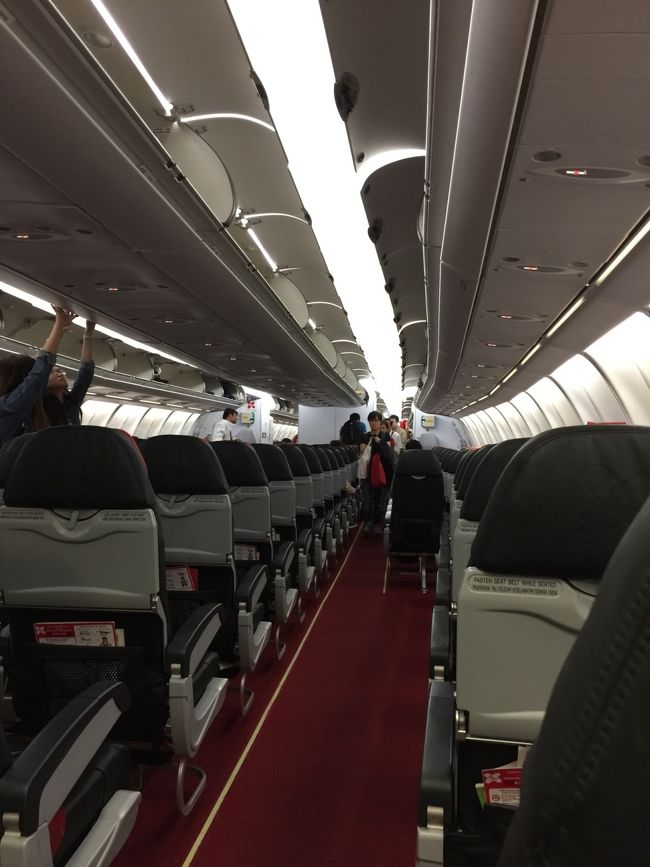 一番後ろの通路側をあえて指定してみた。２列だし気楽なものよ。<br />この日は満席でマレーシア人の家族連れが多かった。<br /><br />AirAsiaのパイロットは腕がいい気がする。<br />あくまでも個人の意見である。
