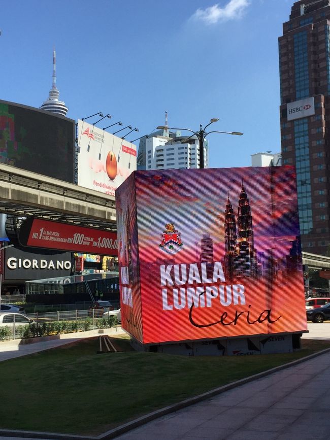 KL空港には早朝着。KILAエクスプレスで移動した。<br /><br />日曜日だった。街はまだ動き出していない。KLセントラル駅近くのスターバックスも開いていない。<br /><br />もう少し第2ターミナル到着後利用したラウンジでねばれば良かったと後悔。