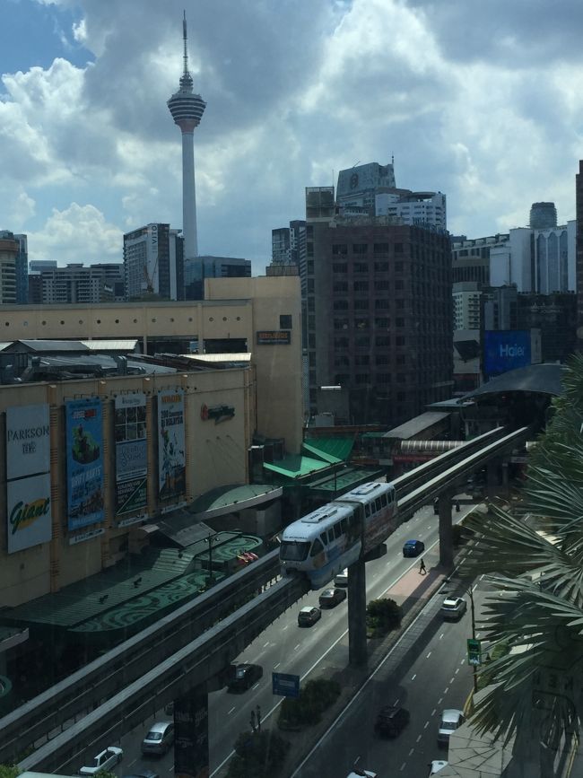 部屋からの眺め。ホテル内のプールも良く見えたが写真は止めた。<br />美しいビキニ女性が泳いでいた為？<br /><br />上野動物園のモノレールではないぞ。