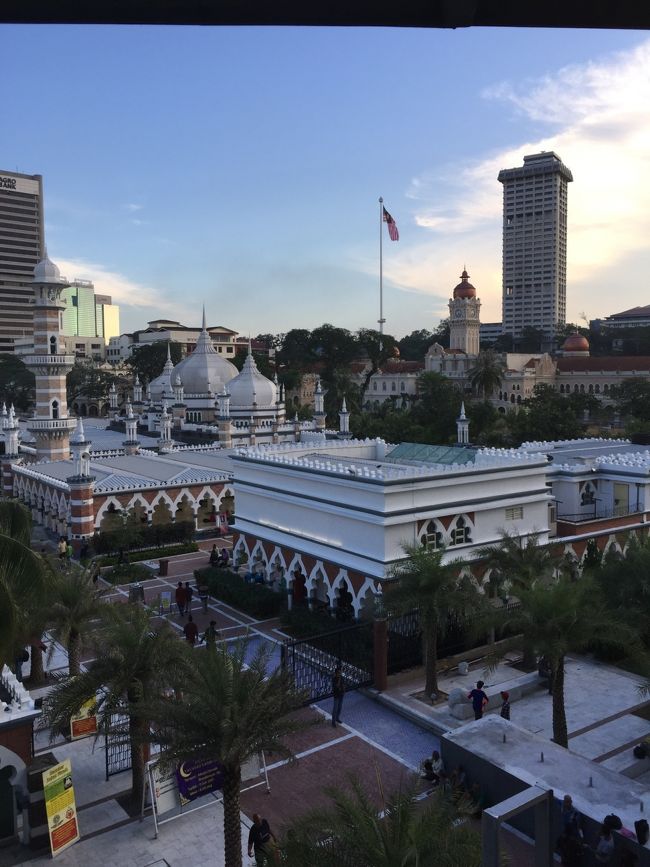 どこの駅のホームから写したか失念した。<br />適当に電車で動いている。<br /><br />ブキッ・ビッタンに宿泊していてツインタワーにも行かなかった。<br />そんな奴おらへんやろ