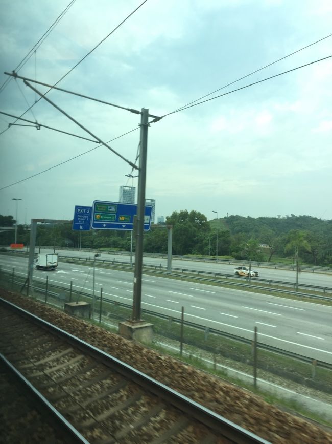 翌日お昼前KLセントラルを発つ。<br /><br />さあ空港へ戻ろう。この電車早くていいのだが、値上げされたようでお高いです。