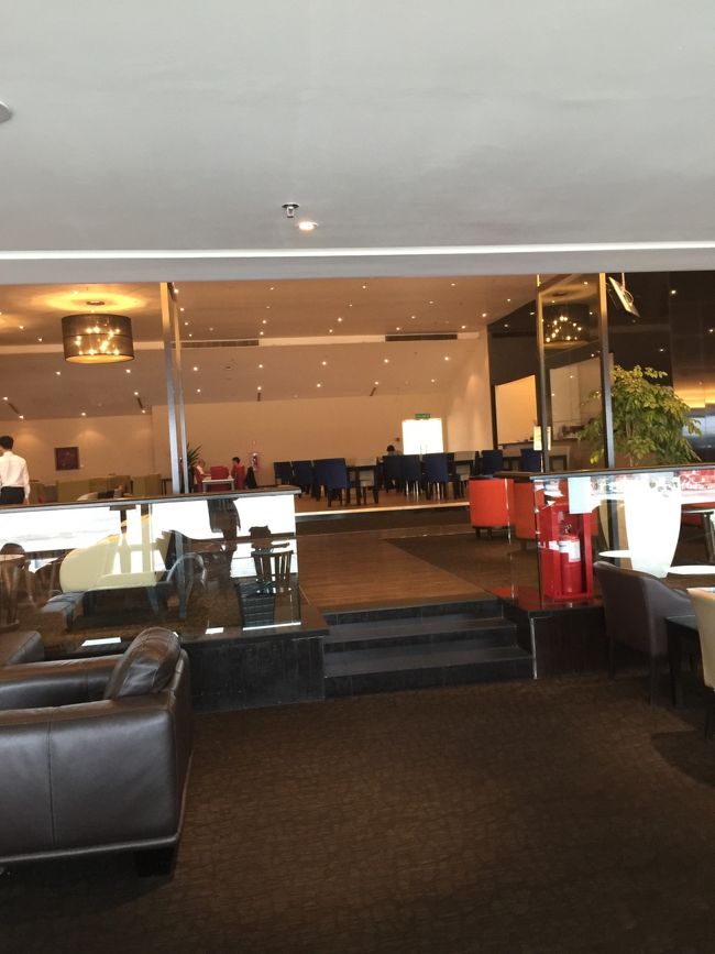 かなり広い。お酒はBARがあるし、レストランスタイルで食事もできる。<br /><br />ほとんど利用客がいなかったのでゆっくりできた。