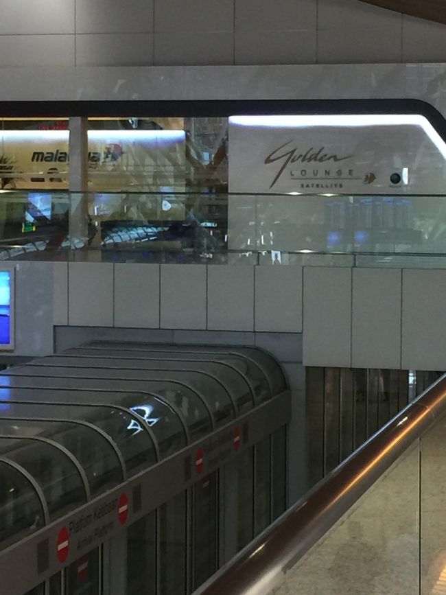 空港着後すぐ出国手続きすませ制限エリア内に入る。<br /><br />マレーシア航空のゴールデンラウンジは空港モノレール駅の真上だ。