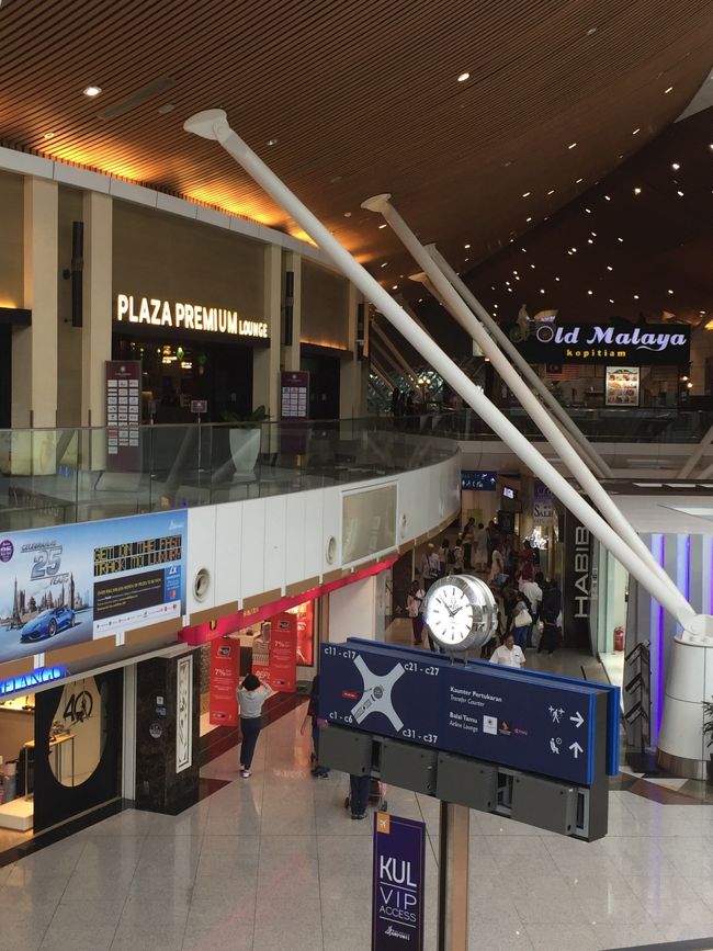 Plaza Premium Loungeにも顔を出しておく。<br /><br />別に義理がある訳ではないが、台湾、香港、シンガポールではお世話になっている。