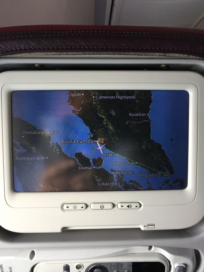 １時間足らずのフライトでもモニター付きの機材。