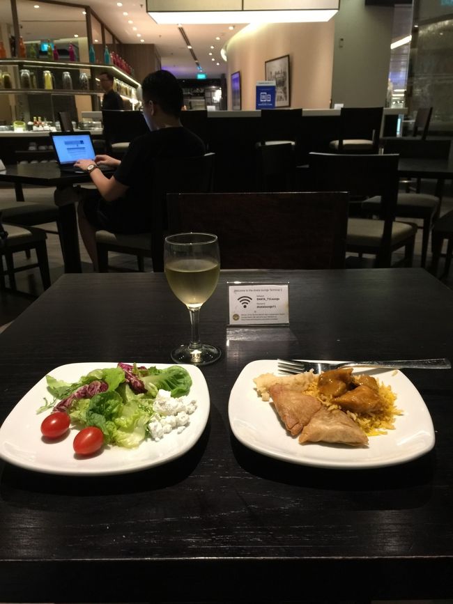 SINでは乗り継ぎに必要な手続きは何もない。<br /><br />華やかなチャンギ国際空港ではまたラウンジ巡りだ。<br /><br />PLAZA Pにて　珍しく食べ物を写す。めったにしない行動。<br /><br />味は？？？