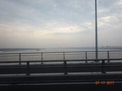 銚子大橋から利根川河口を見る。