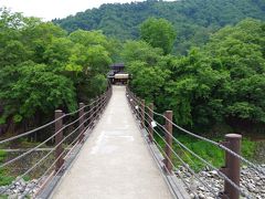 朝早かったのでお腹も少々空いてきましたが、まだまだ歩きます♪

橋を渡ります。少しグラグラします。