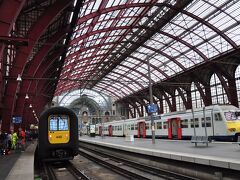 【4日目】
午前中、「ブルージュ駅」より鉄道でアントワープへ向かう(約80分)。途中、ゲントで乗り換えた列車は超満員で、スーツケースを持って乗るのが大変だった。今日7月1日から始まるバーゲンに向かうのだろうか。