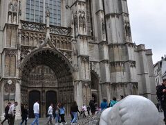 ノートルダム大聖堂前の「ネロとパトラッシュの記念碑」
「フランダースの犬」はイギリスの作品で、日本のアニメで有名になったが、地元の人にはあまり知られていないらしい。
ネロとパトラッシュは、この大聖堂で息を引き取った。

ここにはトヨタから寄贈された碑があるはずが見当たらなかった。
代わりに、中国人名の入った金のプレートと共に新しい碑があった。どいうわけだろうか？
「友情の物語、周大生さんの援助による、中国国民と周大生はアントワープの中国におけるダイヤモンド産業の大きな貢献を大切にしています。そしてネロとパトラッシュの友情の物語を支援することを光栄に思います。
アントワープ市」
と書かれている。