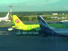 やっとのことで空港に到着

フライトは20時半です。

あの緑の機体S7航空に乗りサンクトペテルブルクへ向かいます。