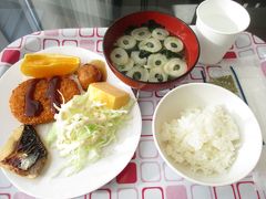 ホテルの朝食。

高岡はコロッケで有名なんだそうです。

朝からこの他にコロッケバーガーをいただきました笑