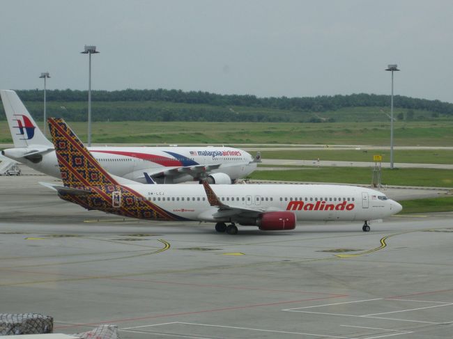 窓側の席で食事をしながら飛行機を眺める。<br /><br />malindo Airは2012年設立のマレーシアの航空会社<br />台湾までは飛んでいるので、そのうちに日本の空港でも見られるかもしれない。<br /><br />料金も安くサービスがすばらしいと聞く。その内容は日本のLCCとは比較にならないです。<br /><br />今度東南アジア内での移動には是非利用したい。<br /><br />malindoAirこの会社は伸びるぞ！！<br />