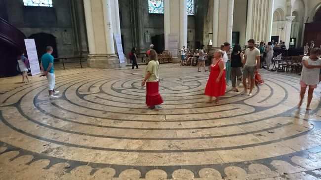 シャルトル大聖堂の中には、巡礼者の迷路があり、ひざまついて迷路を進んだそうです。