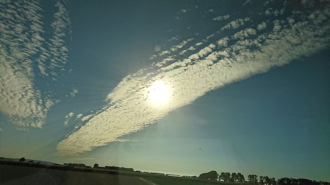 モンサンミッシェルに向かう途中、空良が高く7月なのに秋の空みたいです。<br />