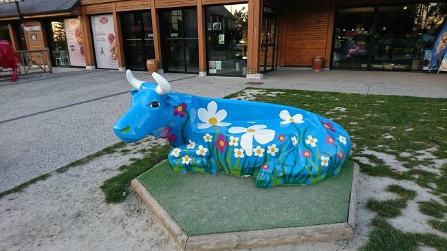 ホテルからモンサンミッシェルへ向かうバス乗り場の前に、こんな牛のオブジェが！<br />座って写真がとれます。