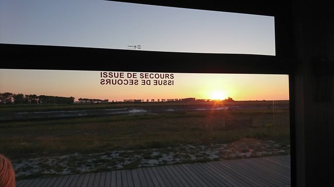 22時ちかくになるのに、やっと日が落ちていきます。シャトルバスからの1枚、夕焼けです。