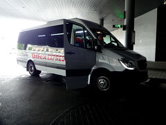 6月11日(日)、シャウレイのバスターミナルからこの20人乗りくらいの車でラトビアのリガへ向かいます。

11時15分発のリガ13時30分着で所要2時間15分。
ネットで予約したOllexのバス運賃は12ユーロ(\1,560)。